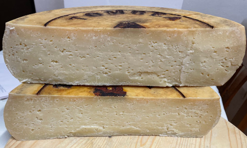 Formaggio artigianale prodotto nel caseificio Al Fienile a Magasa