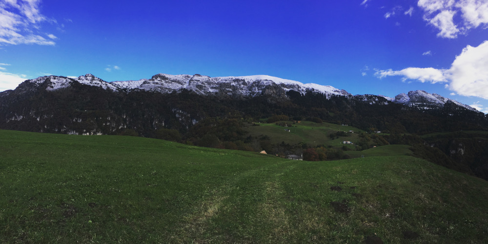 Vista panoramica della Val Vestino con i monti Tombea e Caplone sullo sfondo