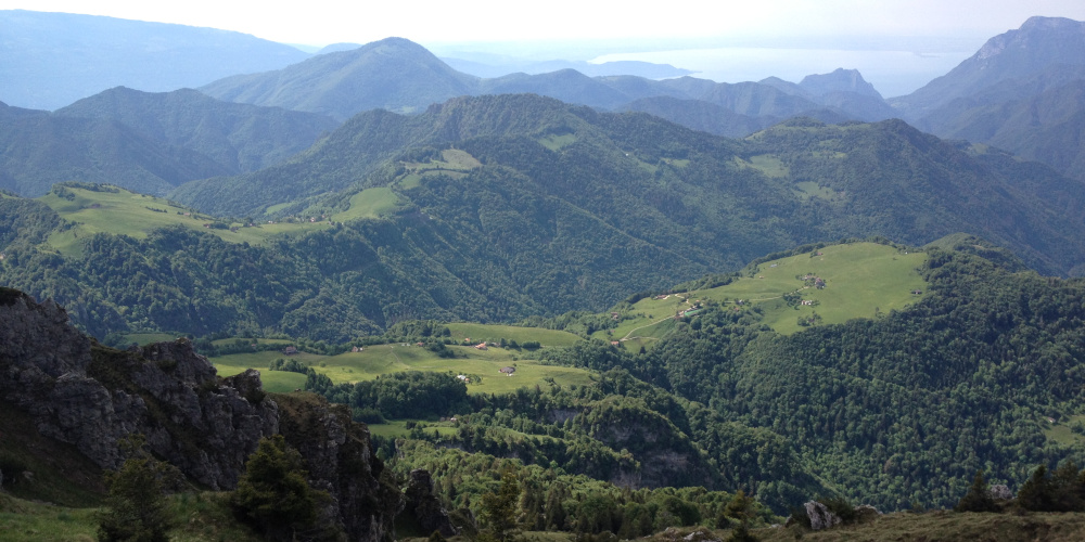 Pascoli e prati verdi della Val Vestino in estate
